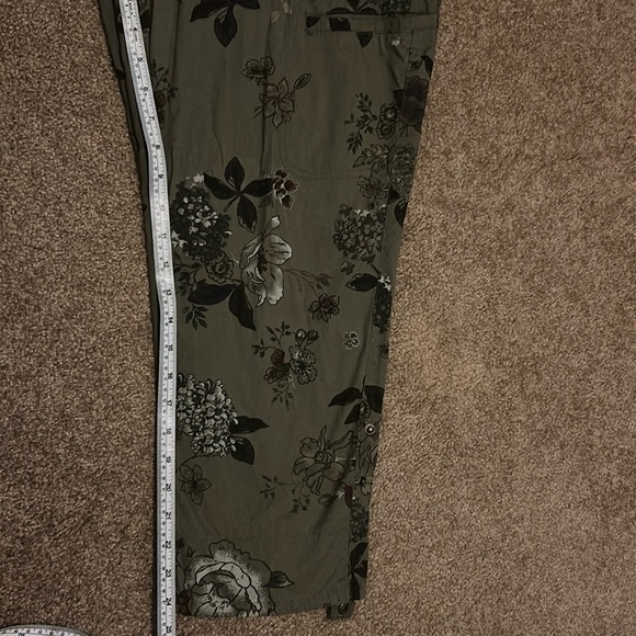 Democracy “Flex”- ellent Olive Green Floral Print Lightweight Utility Crop pant - Picture 8 of 10
